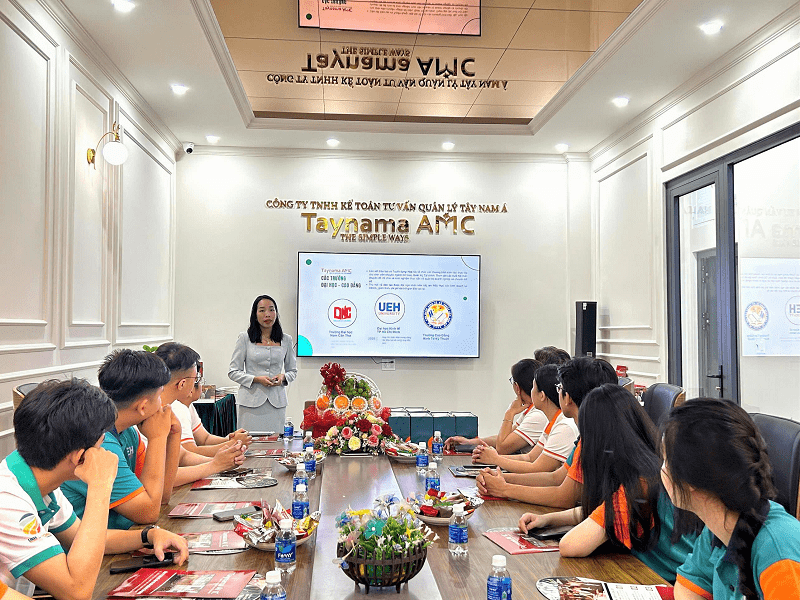 Khoa Kế toán - UEH Mekong tổ chức cho sinh viên tham quan trải nghiệm thực tế tại công ty TNHH Kế toán Tư vấn Quản lý Tây Nam Á.